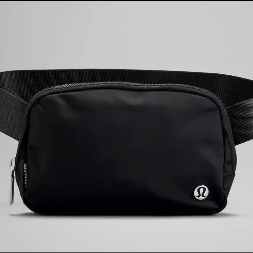 Lululemon Everywhere Belt Bag (Black)